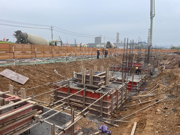 銅基項(xiàng)目電解車(chē)間首批基礎(chǔ)承臺(tái)通過(guò)驗(yàn)收 銅基項(xiàng)目電解車(chē)間首批基礎(chǔ)承臺(tái)通過(guò)驗(yàn)收